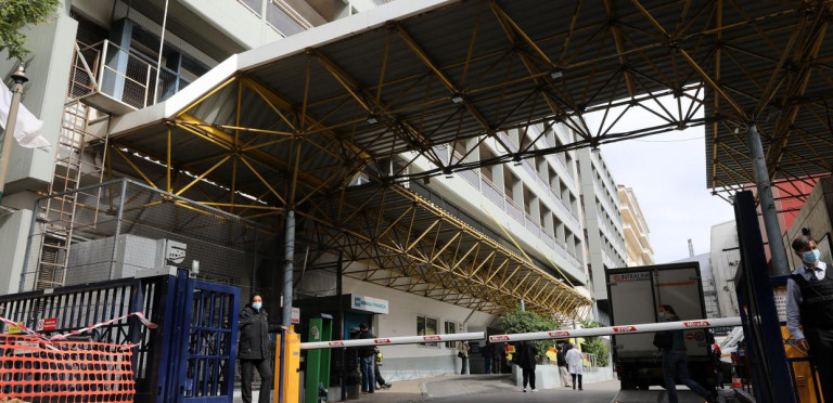 «Ευαγγελισμός»: Αίσιο τέλος – Κατέβηκε η γυναίκα που απειλούσε να πέσει από την ταράτσα