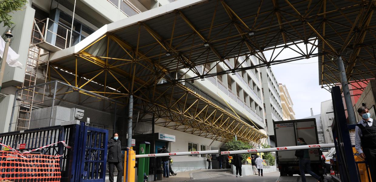 «Ευαγγελισμός»: Αίσιο τέλος – Κατέβηκε η γυναίκα που απειλούσε να πέσει από την ταράτσα