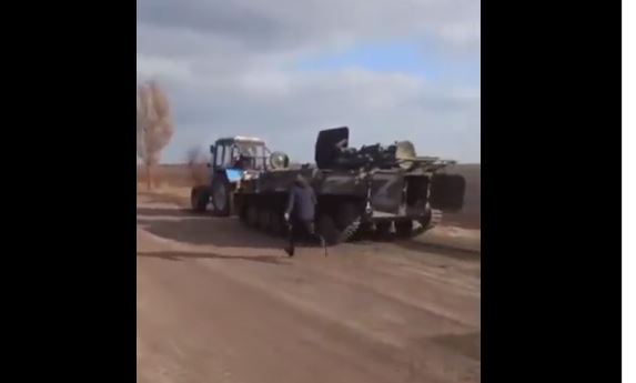 Πόλεμος στην Ουκρανία: Αγρότης έκλεψε ρωσικό τανκ και το απομάκρυνε με το τρακτέρ του
