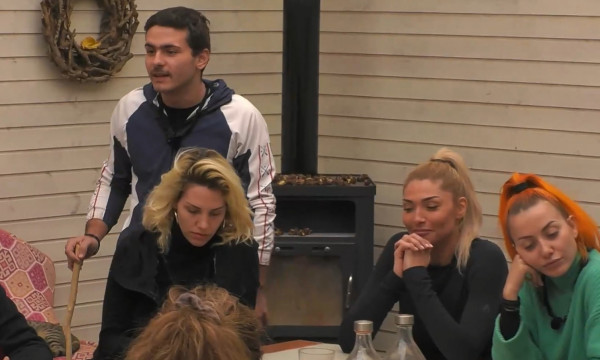 Η Φάρμα: Πυρ και μανία η Αγγελική Ηλιάδη με τον Κουτσαβάκη