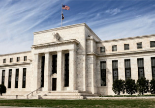 Federal Reserve: Βροχή οι επιθετικές αναθεωρήσεις για την άνοδο των αμερικανικών επιτοκίων από τους διεθνείς οίκους