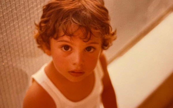 Ποιος πρωταγωνιστής του MEGA είναι το παιδάκι της φωτογραφίας;