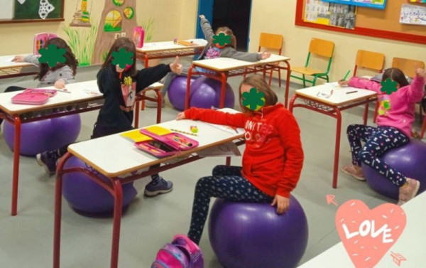 Καινοτομία: Σε μπάλες γυμναστικής θα κάθονται τα παιδιά αντί σε καρέκλες