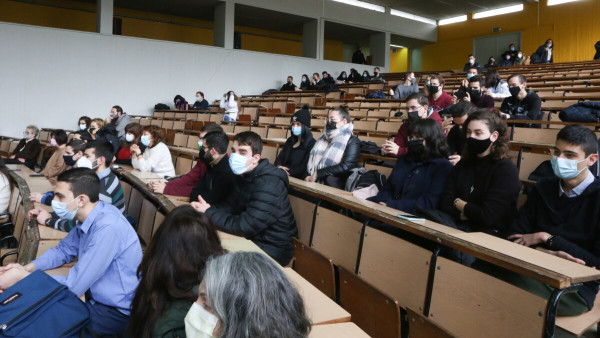 Ερευνα προειδοποιεί: Αύξηση του κινδύνου μόλυνσης από τη διά ζώσης εξεταστική στα ΑΕΙ