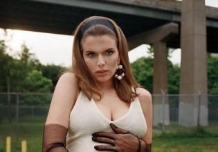 Αποκαλυπτική και σέξι η Τζούλια Φοξ στην πασαρέλα του Λακουάν Σμιθ