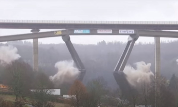 Γερμανία: Κατεδάφισαν γέφυρα με ελεγχόμενη έκρηξη – Θεαματικές εικόνες