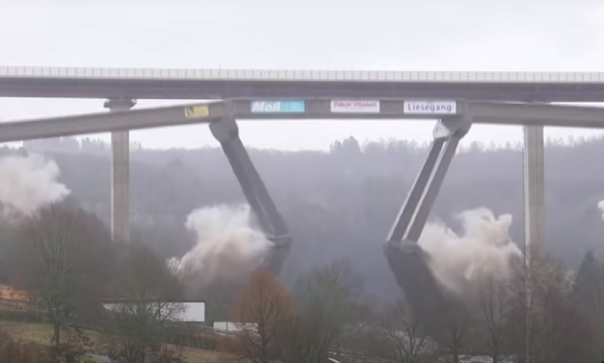 Γερμανία: Κατεδάφισαν γέφυρα με ελεγχόμενη έκρηξη - Θεαματικές εικόνες