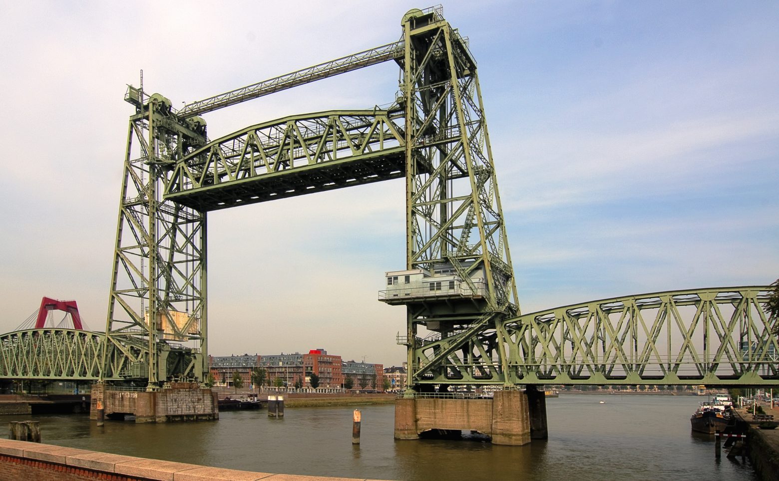 Ολλανδία: Ιστορική γέφυρα του Ρότερνταμ θα διαλυθεί για τη διέλευση του γιοτ του Τζεφ Μπέζος