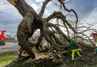 Θύελλες σαρώνουν τη Γερμανία: Νεκρός, πλημμύρες, χιλιάδες χωρίς ρεύμα, διακοπές στη συγκοινωνία