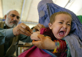 Αφγανιστάν: Μετά την επέλαση των Ταλιμπάν, επιδημία ιλαράς σκοτώνει δεκάδες παιδιά