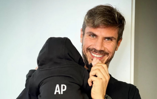 «Μπράβο το αγόρι μου»: Ο Άκης Πετρετζίκης καμαρώνει με τα πρώτα βήματα του γιου του