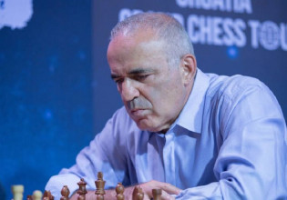 Κασπάροφ για Πούτιν: «Αποκλείστε τη Ρωσία από τις αγορές, δείξτε του ότι πρέπει να πληρώσει τίμημα»