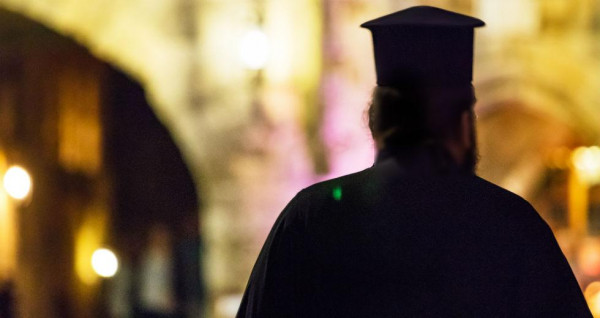 Μυτιλήνη: Σε αργία χωρίς στέρηση μισθού ανεμβολίαστος ιερέας