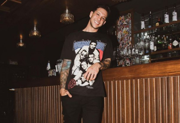 Ηλίας Μπόγδανος: «Σημάδια στο κορμί» το τραγούδι που έγραψε για την κακοποίηση των γυναικών