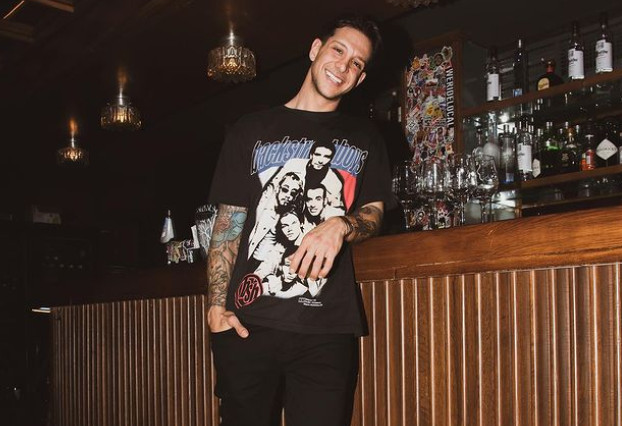 Ηλίας Μπόγδανος: «Σημάδια στο κορμί» το τραγούδι που έγραψε για την κακοποίηση των γυναικών