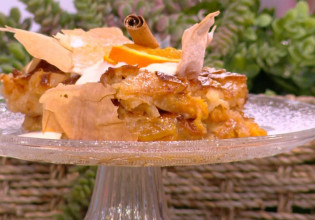 Ο Τίμος Ζαχαράτος ετοιμάζει την πιο ζουμερή πορτοκαλόπιτα