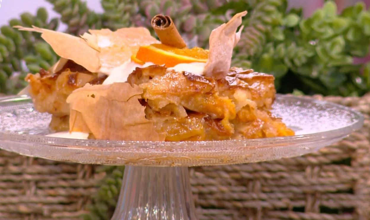 Ο Τίμος Ζαχαράτος ετοιμάζει την πιο ζουμερή πορτοκαλόπιτα