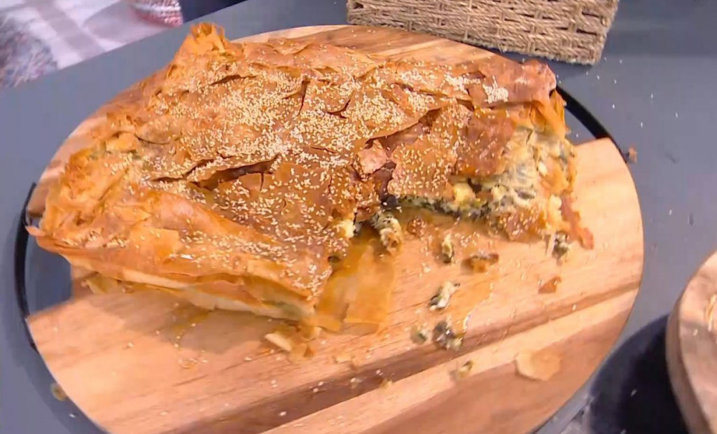 Ο Τίμος Ζαχαράτος ετοιμάζει σπανακόπιτα με μπεσαμέλ τυριών