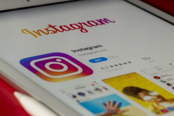 H Άιλα Φίσερ προειδοποιεί: «Το Instagram είναι τοξικό για τα παιδιά»