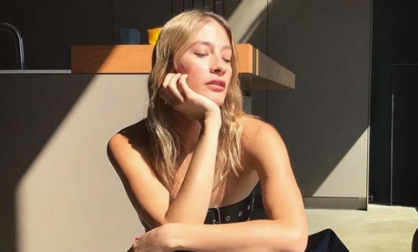 Επιστροφή στη φύση: Η τόπλες πόζα της Ισμήνης Παπαβλασόπουλου αναστάτωσε το Μαλιμπού