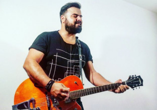 Ηλίας Καμπακάκης: Η πρώην σύντροφός του τον καταγγέλλει για ξυλοδαρμό