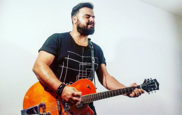 Ηλίας Καμπακάκης: Η πρώην σύντροφός του τον καταγγέλλει για ξυλοδαρμό