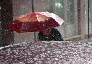 Καιρός: Ξαναδείχνει τα δόντια του από Δευτέρα – Έρχονται βροχές, πού θα χιονίσει