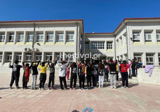 Θεσσαλονίκη: Μαθητές δημοτικού φόρεσαν τις φανέλες των ομάδων τους και έστειλαν μήνυμα κατά της οπαδικής βίας