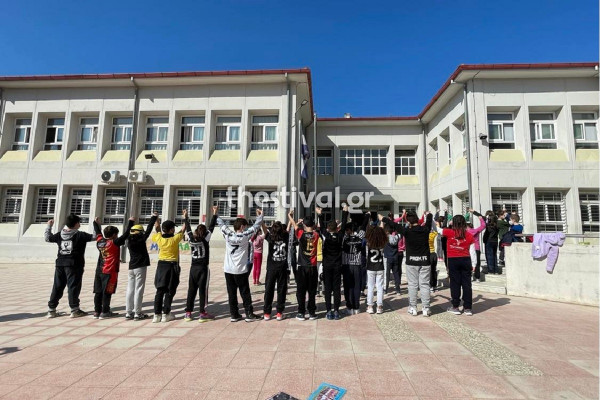 Θεσσαλονίκη: Μαθητές δημοτικού φόρεσαν τις φανέλες των ομάδων τους και έστειλαν μήνυμα κατά της οπαδικής βίας