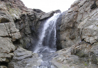 Μύκονος: Δημιουργήθηκαν καταρράκτες στο νησί μετά την κακοκαιρία