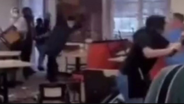 Απίστευτος καβγάς σε εστιατόριο επειδή… τελείωσαν οι μπριζόλες