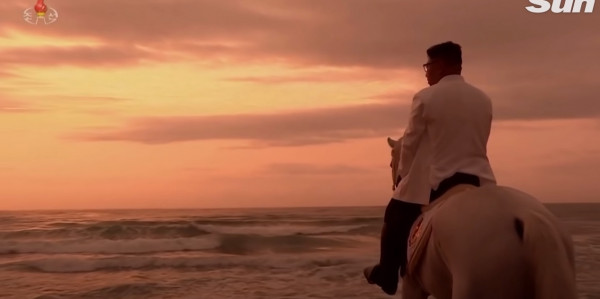 Βόρεια Κορέα: Ο Κιμ κάνει ιππασία και μετά βλέπει ρομαντικά το ηλιοβασίλεμα επάνω στο άλογο του