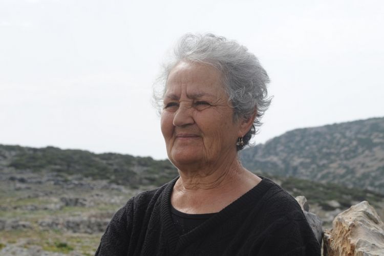 «Η κυρά του βράχου»: Η κυρά Ρηνιώ από την Κίναρο έγινε τραγούδι