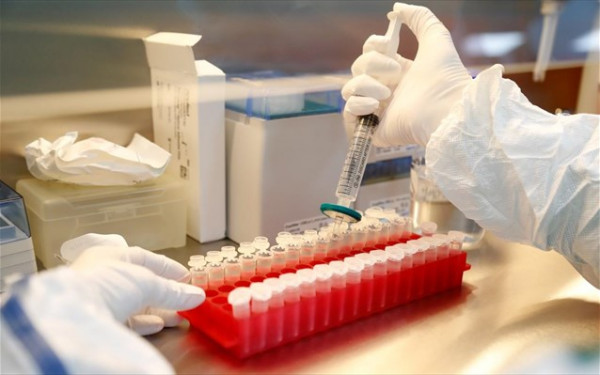 Κοροναϊός: Τα μονοκλωνικά δεν φαίνεται να «δουλεύουν» στην παραλλαγή Όμικρον