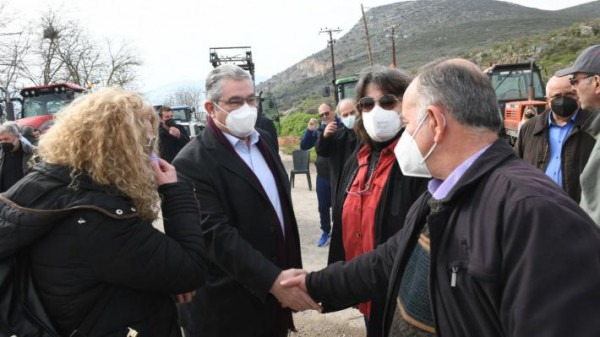 Αγρότες: Στα μπλόκα των αγροτών σε Λιβαδειά και Πελασγία ο Δημήτρης Κουτσούμπας