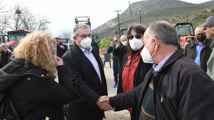 Αγρότες: Στα μπλόκα των αγροτών σε Λιβαδειά και Πελασγία ο Δημήτρης Κουτσούμπας