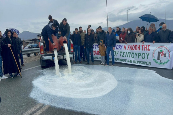 Παραγωγοί από τον Τύρναβο έκλεισαν την Εθνική Οδό Λάρισας – Κοζάνης: Έριξαν γάλα και άχυρα στον δρόμο