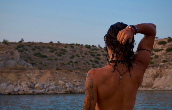 Σούπερ σέξι ο Άγγελος Λάτσιος σε νέα εξόρμηση στη φύση – Πάντα μαζί με τη Γαία Μερκούρη