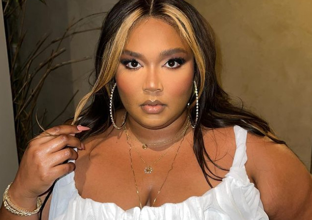Lizzo: Αγκαλιάζει το σώμα της και στέλνει μήνυμα προς πάσα κατεύθυνση