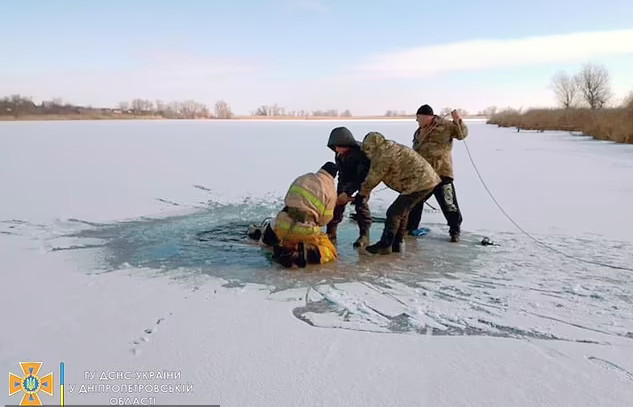 Ουκρανία: Βούτηξε στο παγωμένο ποτάμι και πνίγηκε μπροστά στα μάτια της γυναίκας του