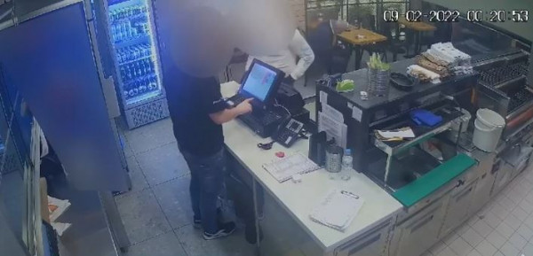 Πεύκη: Βίντεο ντοκουμέντο από ένοπλη ληστεία σε ψητοπωλείο