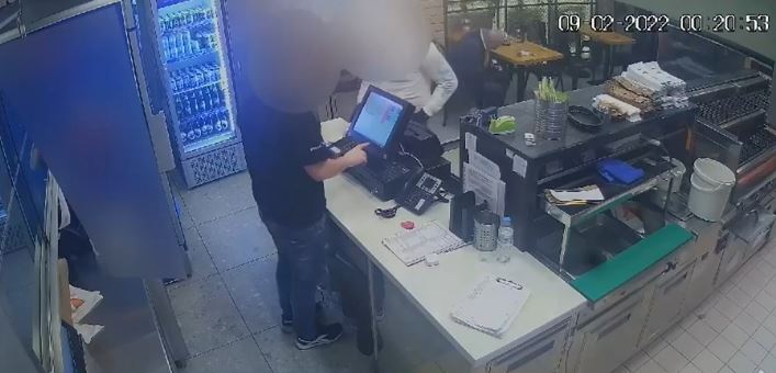 Πεύκη: Βίντεο ντοκουμέντο από ένοπλη ληστεία σε ψητοπωλείο