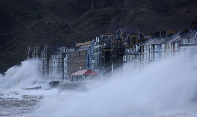 Βρετανία: Μέγιστη προειδοποίηση για ακραία καιρικά φαινόμενα λόγω της καταιγίδας Eunice