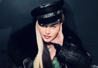 Ξεκάθαρη θέση της Μαντόνα: Υψώνει σε βίντεο το μεσαίο δάχτυλο στον Πούτιν και τον παρομοιάζει με τον Χίτλερ