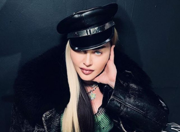 Ξεκάθαρη θέση της Μαντόνα: Υψώνει σε βίντεο το μεσαίο δάχτυλο στον Πούτιν και τον παρομοιάζει με τον Χίτλερ