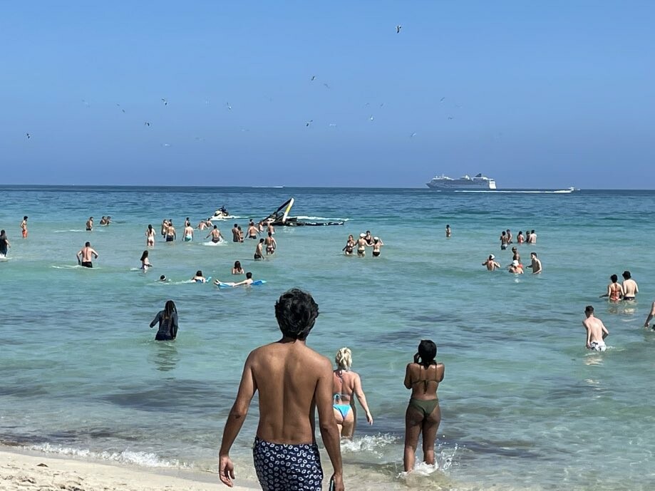 Απίστευτο βίντεο: Η στιγμή που ελικόπτερο πέφτει σε παραλία στο Μαϊάμι, δίπλα στους λουόμενους