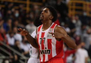 Ολυμπιακός: Ο ΜακΚίσικ έβαλε τον γιο του μέσα στο τρόπαιο