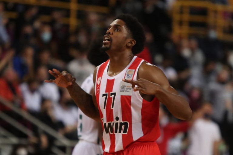 Ολυμπιακός: Ο ΜακΚίσικ έβαλε τον γιο του μέσα στο τρόπαιο