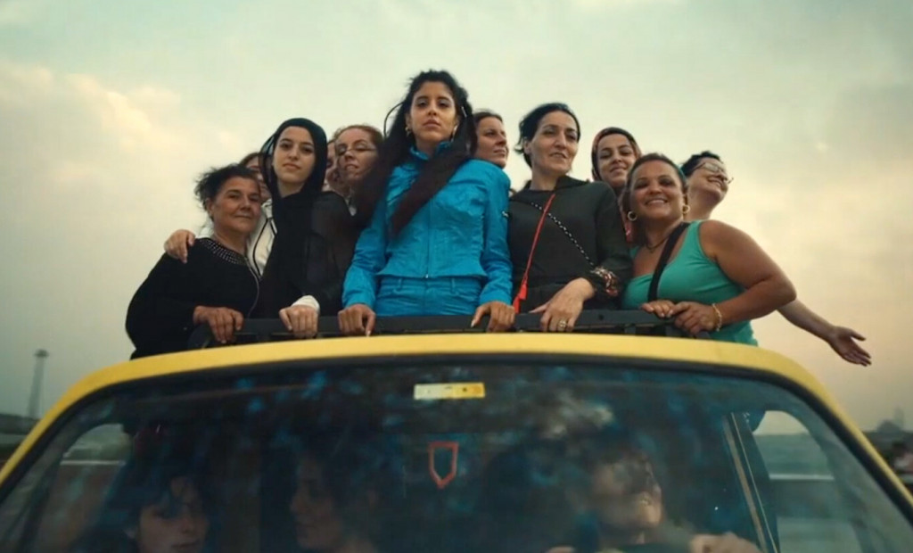 Μαρίνα Σάττι: Τραγουδά το «Γιατί πουλί μ’» με φόντο την Κωνσταντινούπολη