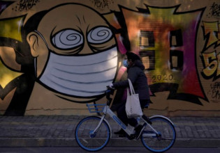 Κοροναϊός: Οι μάσκες προστασίας θα μας «συντροφεύουν» στις διεθνείς πτήσεις για χρόνια